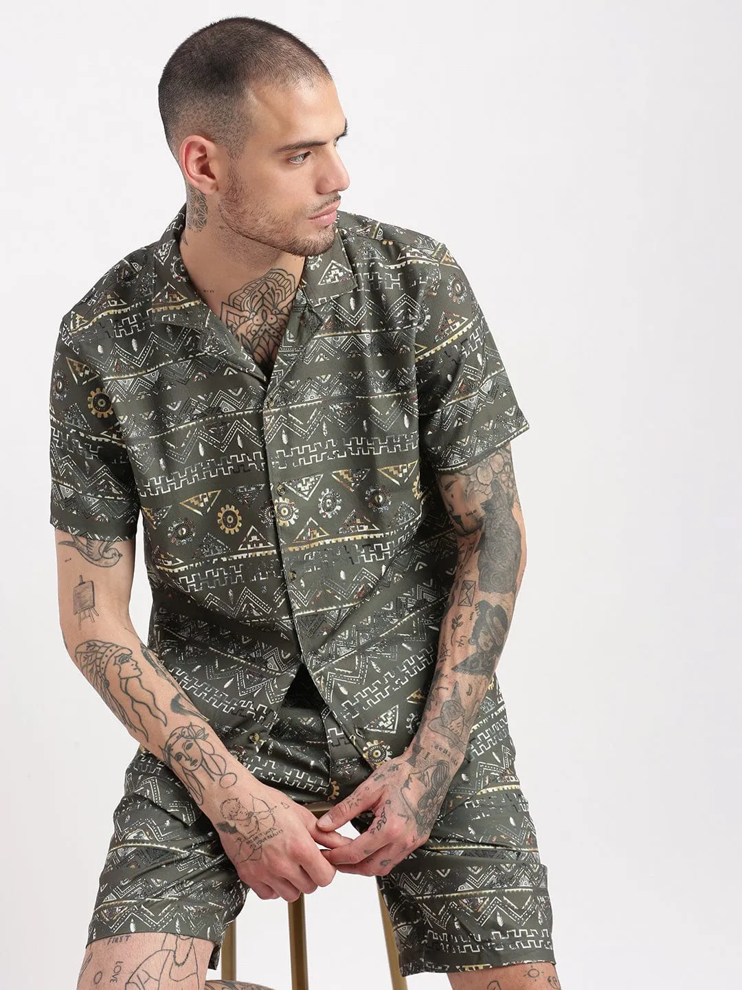 Men Geometric Print Cuban Collar Olive Co Ords Set